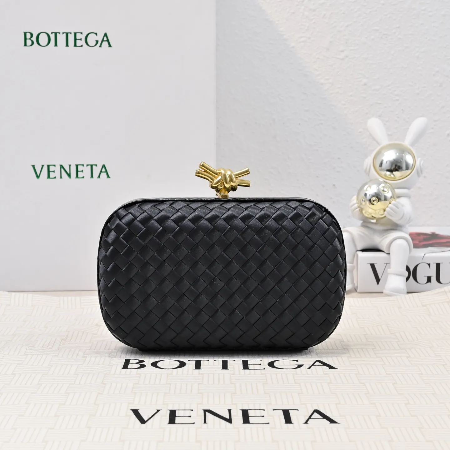 Batch 1460 #BV Knot woven evening bag series ~ Each bag reveals exquisite elegance💫Iconic classic silk weaving➕snake skin trimming with knot buckle, soft and delicate feel. The design is small and exquisite, low-key without logo, elegant and elegant. Paired with evening dress or cheongsam, it has the atmosphere of a famous and wealthy lady. Full of aura and invincible texture💃 Model: 7622 Dimensions: 20x12x5.5